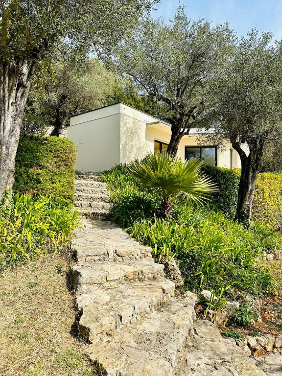 Vonkajšia záhrada v ubytovaní Villa atypique - Vue mer et piscine chauffée