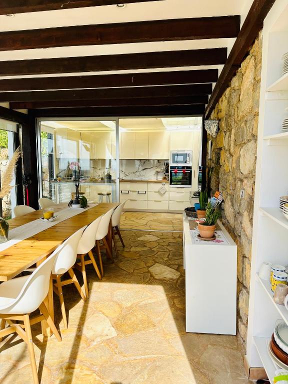 Kuchyňa alebo kuchynka v ubytovaní Villa atypique - Vue mer et piscine chauffée