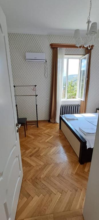 Llit o llits en una habitació de Guest House Pirosmani 60