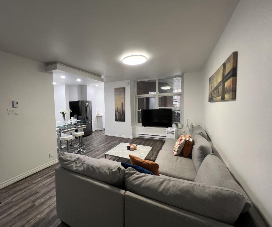 uma sala de estar com um sofá e uma mesa em Downtown charm with space to spare em Montreal