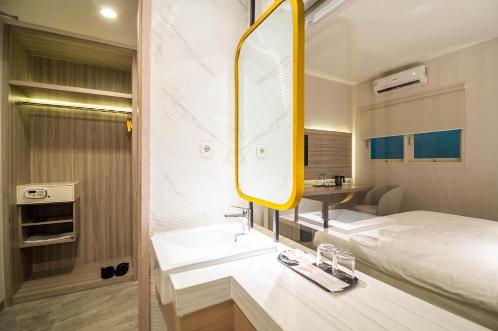 哥伦打洛省Yulia Hotel Managed by HIG的带水槽和床的浴室