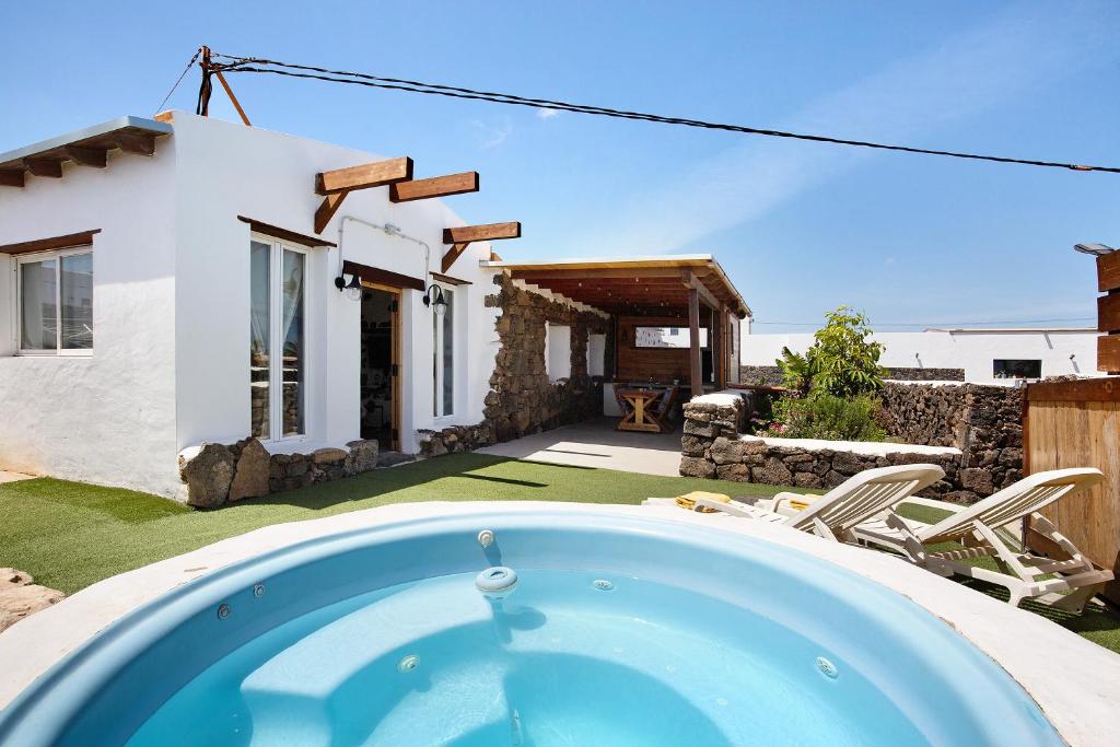 een zwembad voor een huis bij Ca Lajares in Lajares
