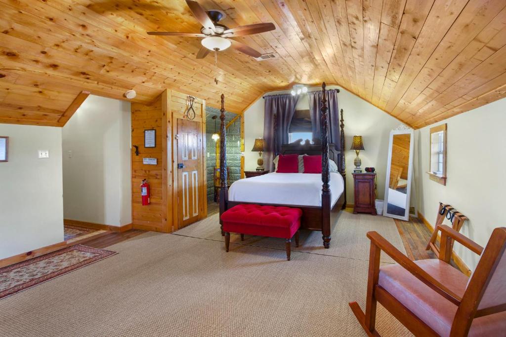 a bedroom with a bed and a wooden ceiling at Swing On Inn- Southern Comfort in Dripping Springs