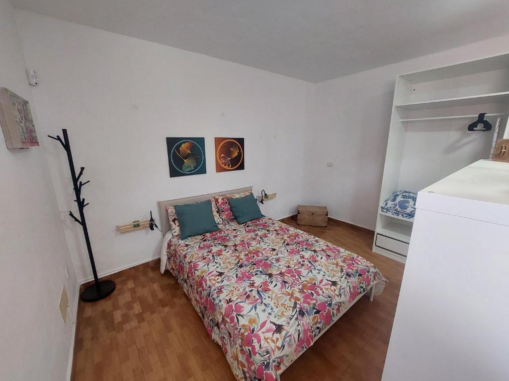 een slaapkamer met een bed in een witte kamer bij Casa Lito B in Haría