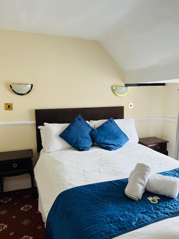 Postel nebo postele na pokoji v ubytování Crown Hotel Brackley