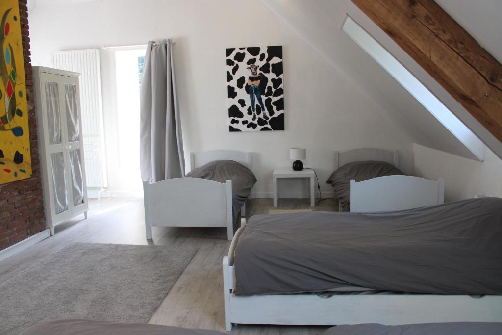 Een bed of bedden in een kamer bij LA MAISON D&#39;EULALIE