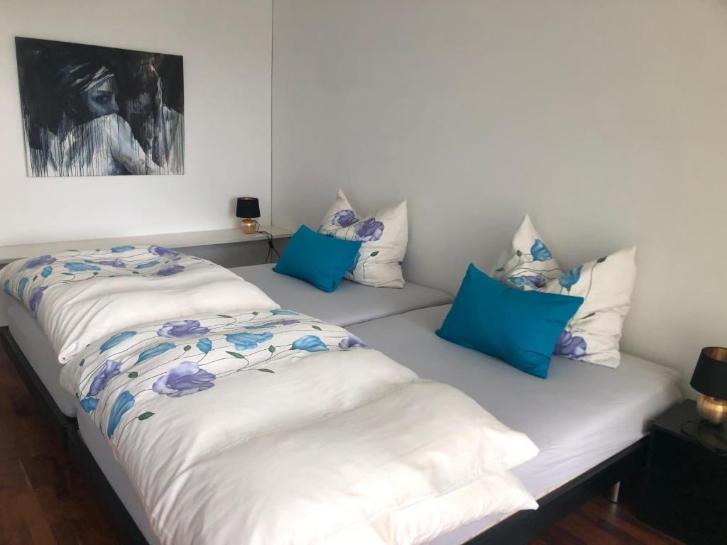 Postel nebo postele na pokoji v ubytování Ferienwohnung am Bodensee - Ruhe,Natur und Golfgenuss