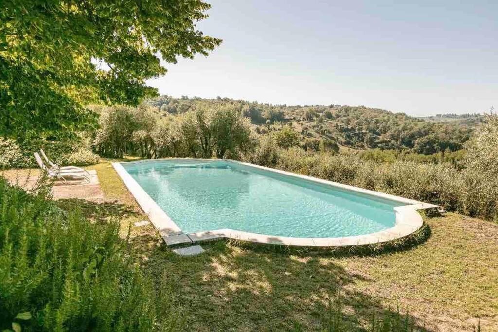 una piscina en el patio de una casa en Isola del Pittore casa indipendente in Villa Storica, en Grassina