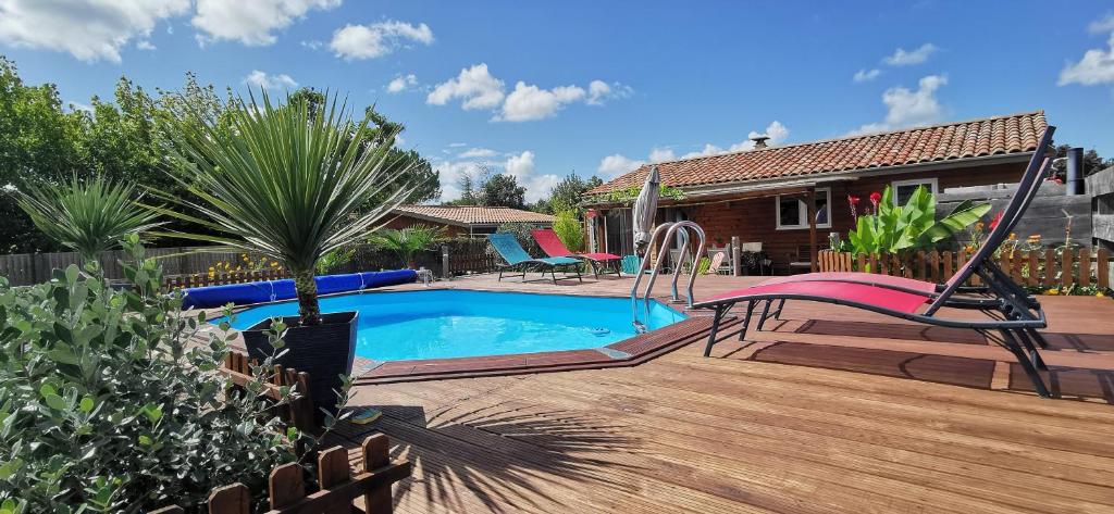 a backyard with a swimming pool with a swing at MAISON &amp; PISCINE PRIVES,PLAGES OCEAN ET LAC A 10 kms in Linxe