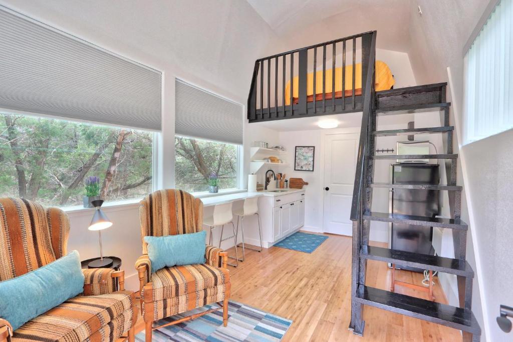 Zimmer mit einem Hochbett und einer Küche in der Unterkunft The Driftwoods - Orange Tiny House in Driftwood