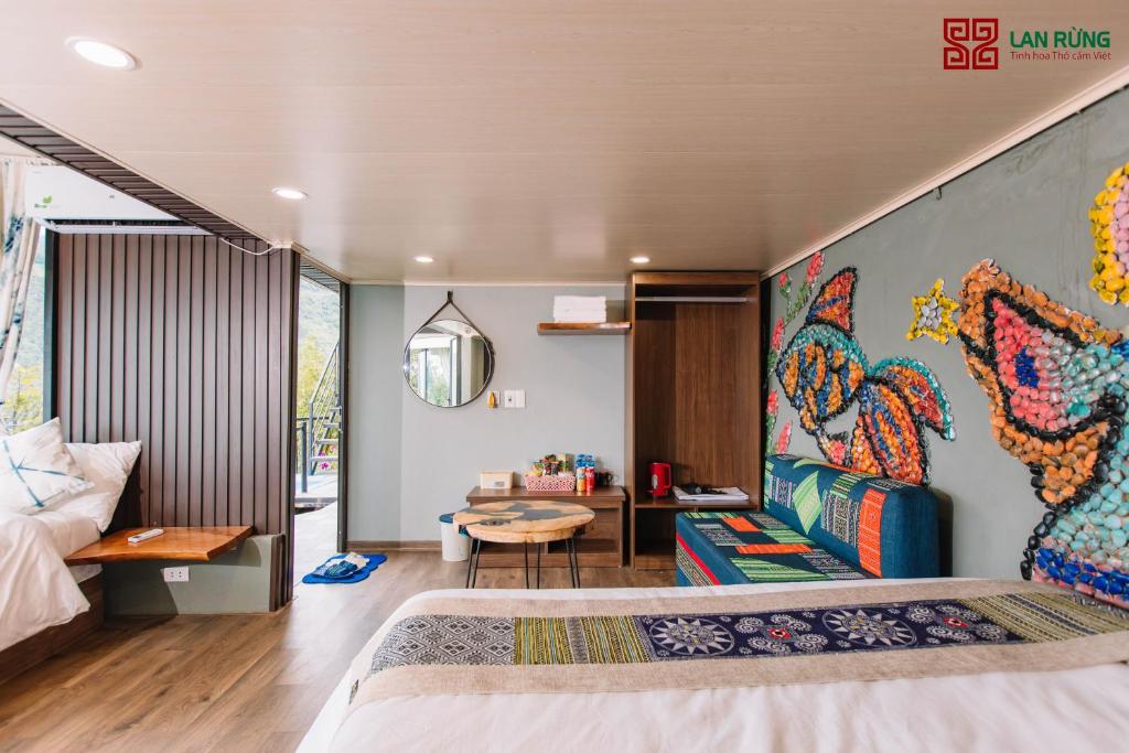 Lan Rung Brocade Hotel في سابا: غرفة نوم مع لوحة كبيرة على الحائط