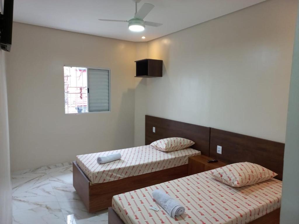 Cette chambre comprend 2 lits et une télévision. dans l'établissement Hotel Avenida Brás, à São Paulo