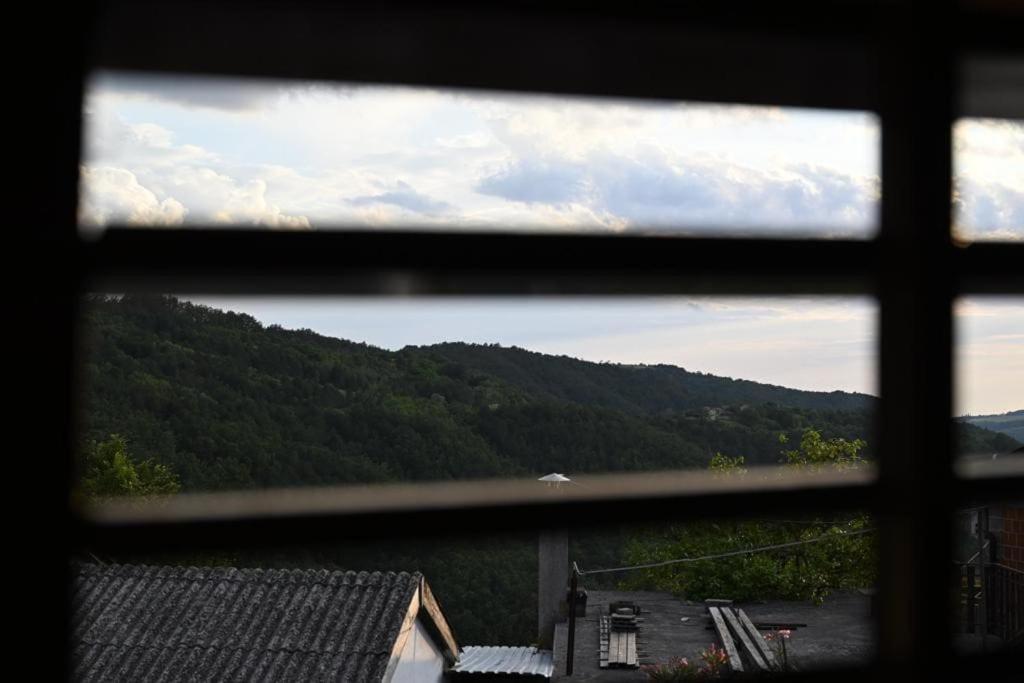 aus einem Fenster mit Blick auf den Fluss und die Berge in der Unterkunft Veli Vir House in Gračišče