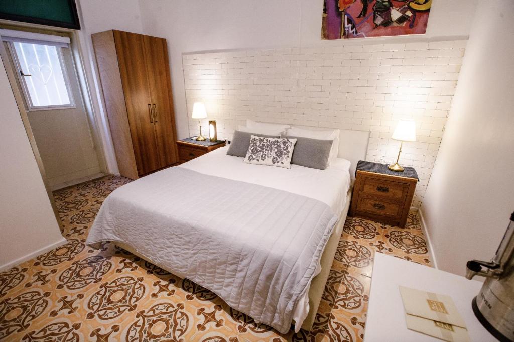 采法特的住宿－Suite Sod HaChaim- Artist Quarter Old City Tzfat，卧室设有一张白色大床和一扇窗户。