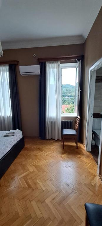 Llit o llits en una habitació de Guest House Pirosmani 60