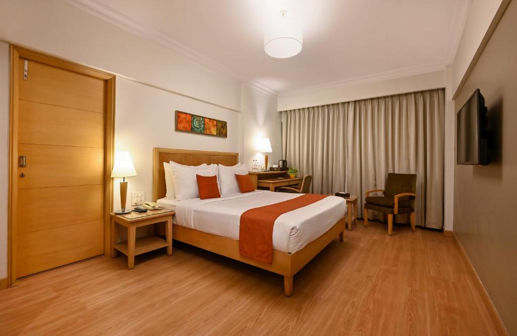 Postel nebo postele na pokoji v ubytování Fariyas Hotel Mumbai , Colaba