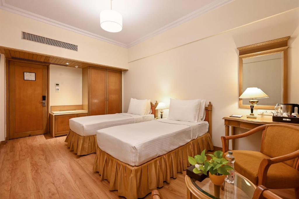 Postel nebo postele na pokoji v ubytování Fariyas Hotel Mumbai , Colaba