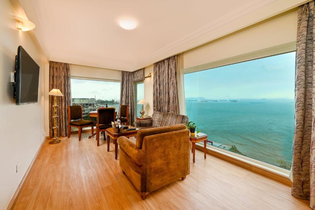 TV a/nebo společenská místnost v ubytování Fariyas Hotel Mumbai , Colaba