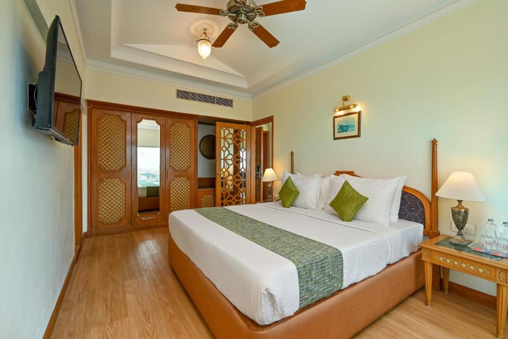 Postel nebo postele na pokoji v ubytování Fariyas Hotel Mumbai , Colaba