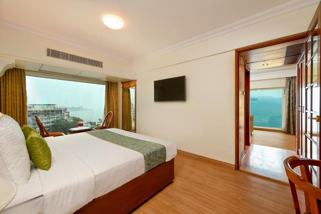 Postel nebo postele na pokoji v ubytování Fariyas Hotel Mumbai , Colaba