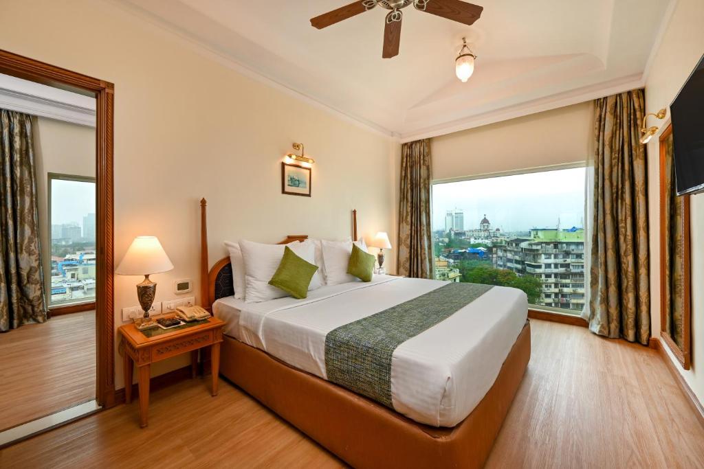 Postel nebo postele na pokoji v ubytování Fariyas Hotel Mumbai , Colaba