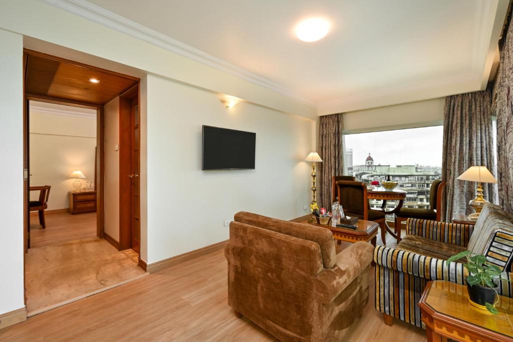 TV a/nebo společenská místnost v ubytování Fariyas Hotel Mumbai , Colaba