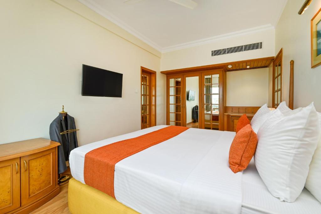 Postel nebo postele na pokoji v ubytování Fariyas Hotel Mumbai , Colaba