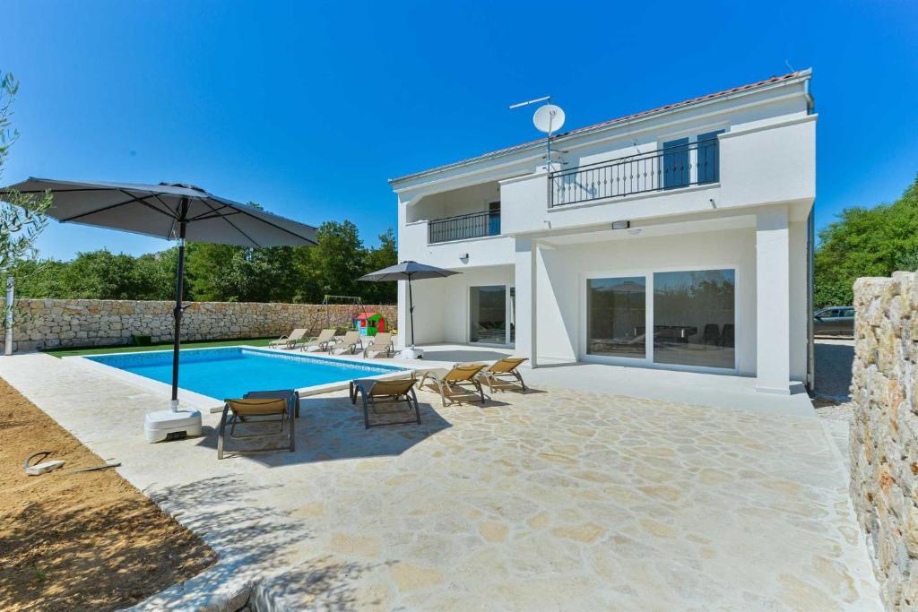 uma villa com uma piscina e uma casa em Villa Natura with pool, Zadar county em Stankovci