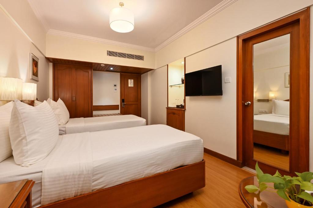 Postel nebo postele na pokoji v ubytování Fariyas Hotel Mumbai , Colaba
