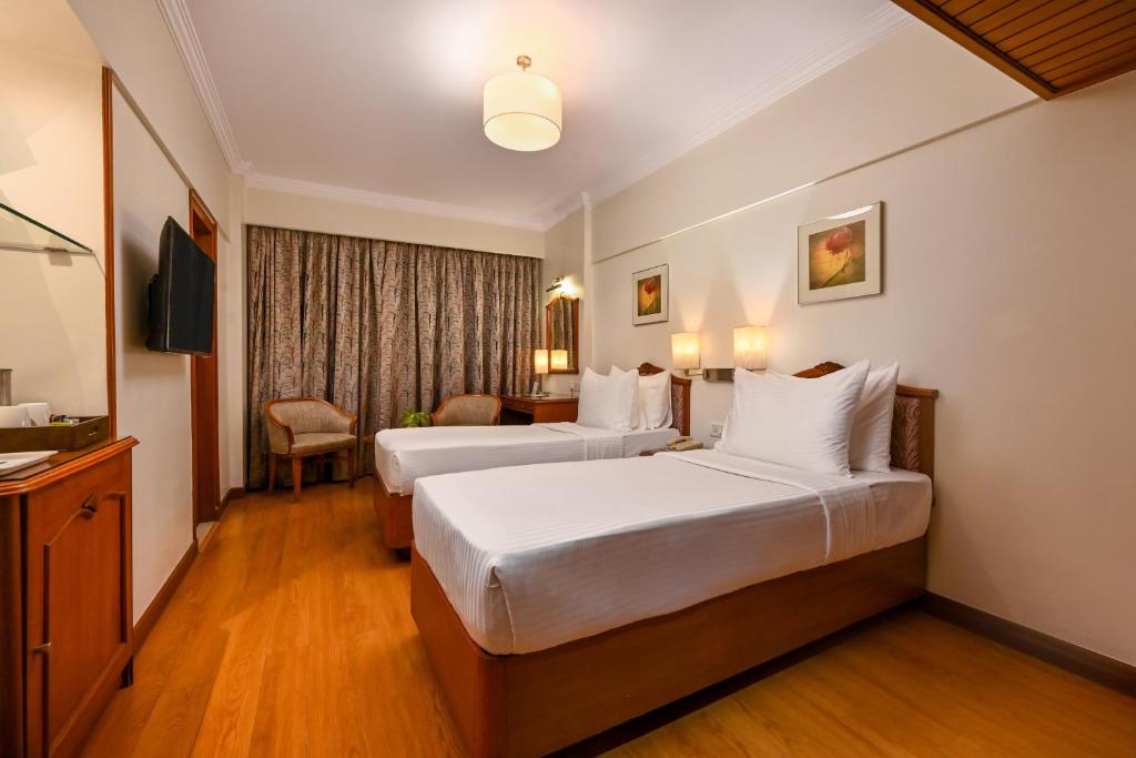 Postel nebo postele na pokoji v ubytování Fariyas Hotel Mumbai , Colaba
