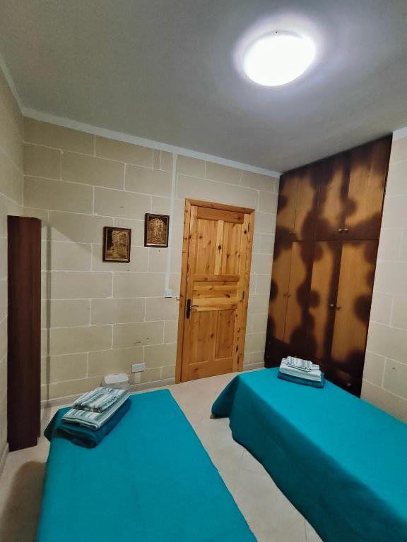 Rúm í herbergi á Seaview Apartment