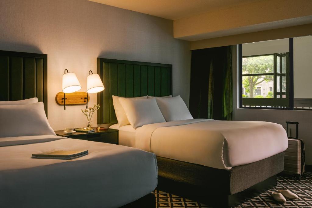 um quarto de hotel com duas camas e uma janela em The Arcadian powered by Sonder em Brookline