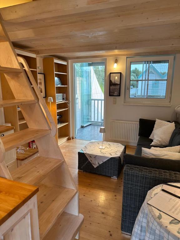 uma sala de estar com escadas que levam a uma sala de estar em Haus am See em Neusiedl am See