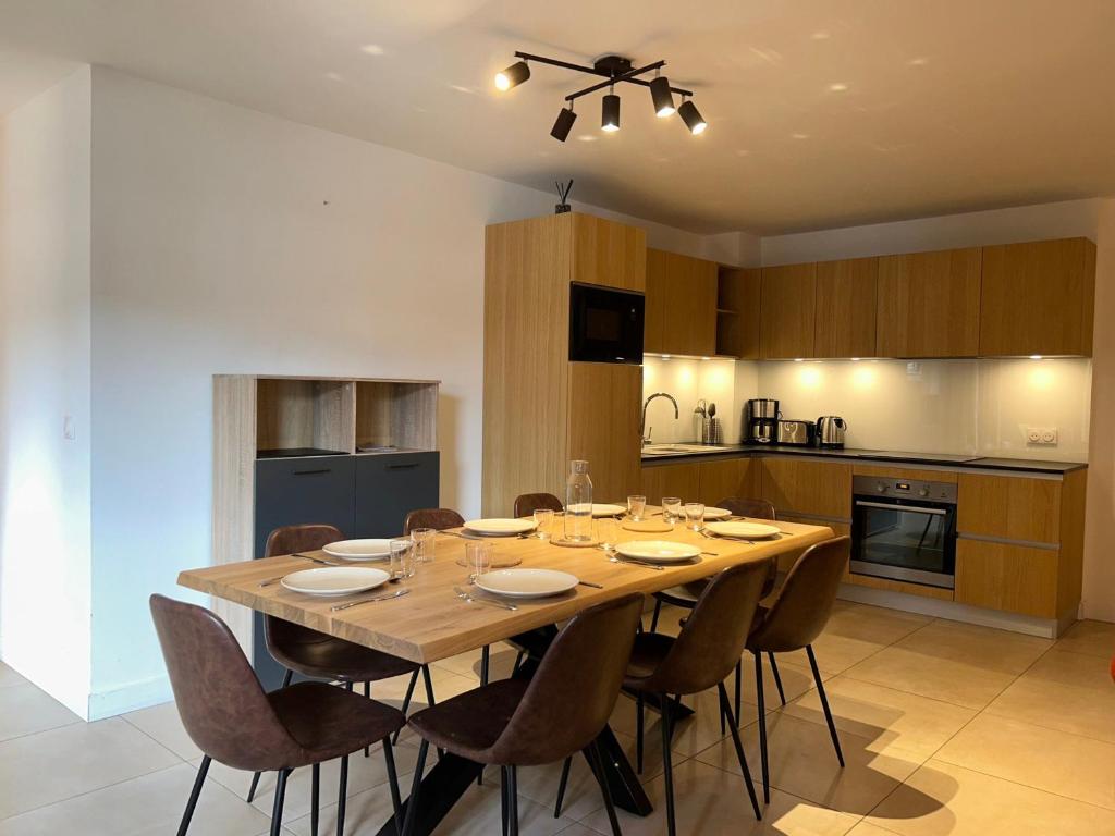 une salle à manger avec une table et des chaises dans une cuisine dans l'établissement Appartement de Standing 6 Pers. - Résidence Neuve Centre des Gets với Garage et Balcon - FR-1-623-328, aux Gets