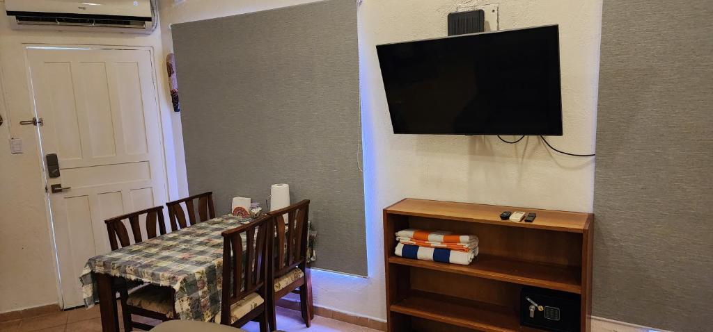 TV a/nebo společenská místnost v ubytování Casa Yorba