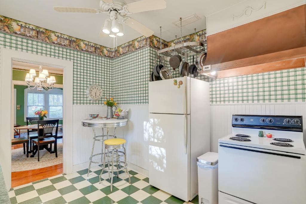 eine Küche mit einem weißen Kühlschrank und einem Tisch in der Unterkunft Quaint Jefferson Duplex Walk to Downtown in Jefferson
