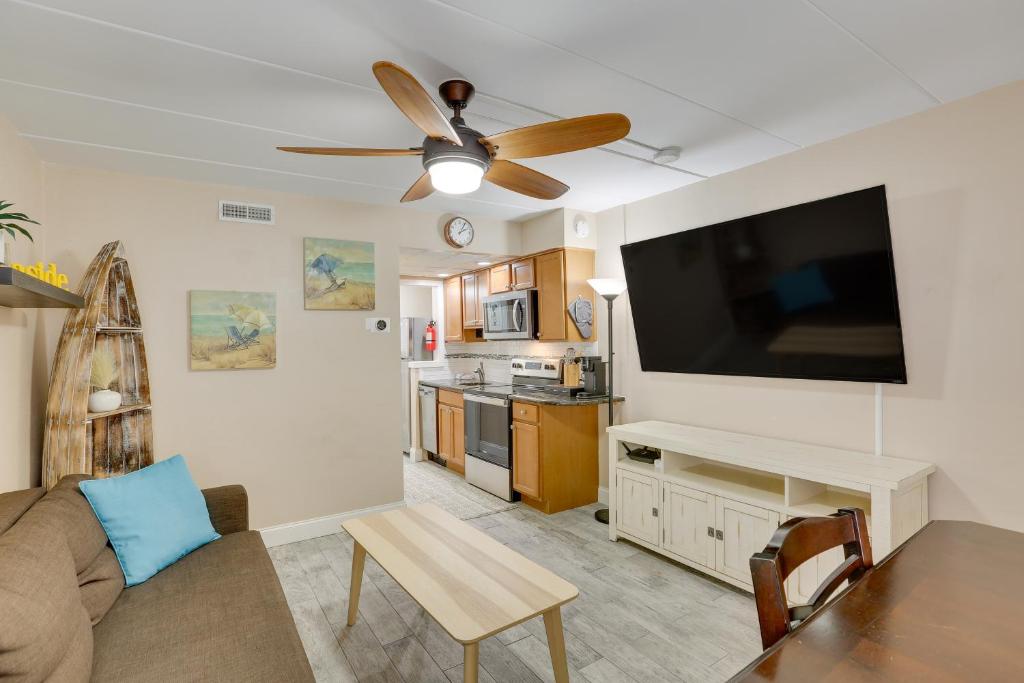 Η κουζίνα ή μικρή κουζίνα στο Wildwood Condo with Community Pool Walk to Beach!