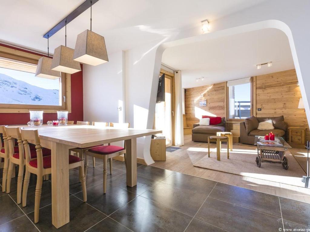 Chalet Avoriaz, 5 pièces, 10 personnes - FR-1-314-113 في أفورياز: غرفة طعام وغرفة معيشة مع طاولة وكراسي