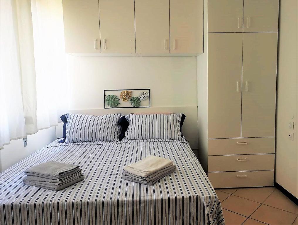 um quarto com uma cama com duas toalhas em Casa vicino Prato Della Valle em Pádua