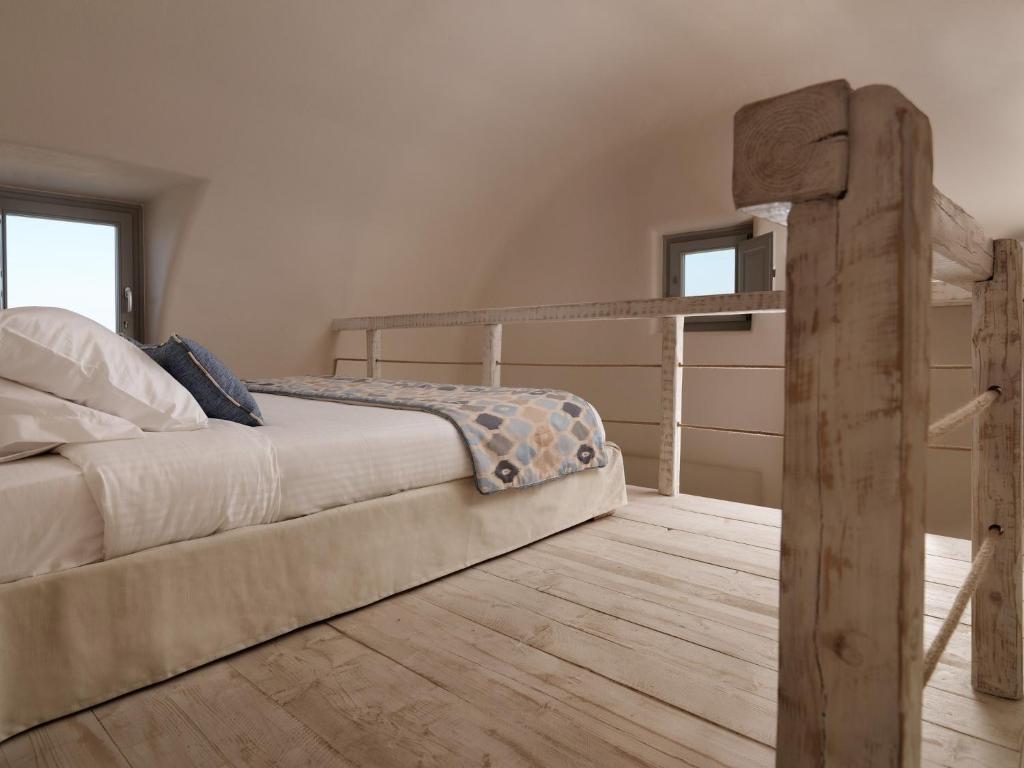 Letto o letti in una camera di Dome Santorini Resort