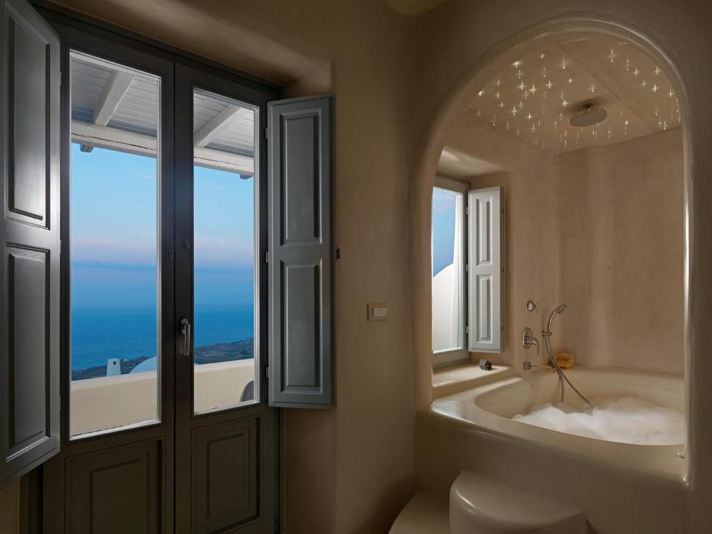 Bagno di Dome Santorini Resort