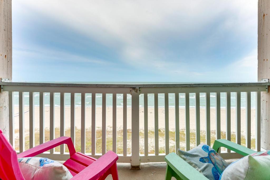Balkón nebo terasa v ubytování Beachfront Corpus Christi Condo with Pool Access!