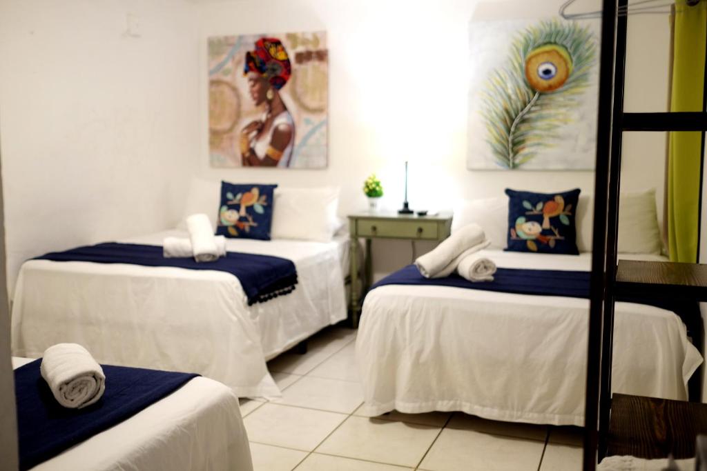 Habitación con 2 camas y sábanas azules y blancas. en Panama House Bed & Breakfast, en Panamá