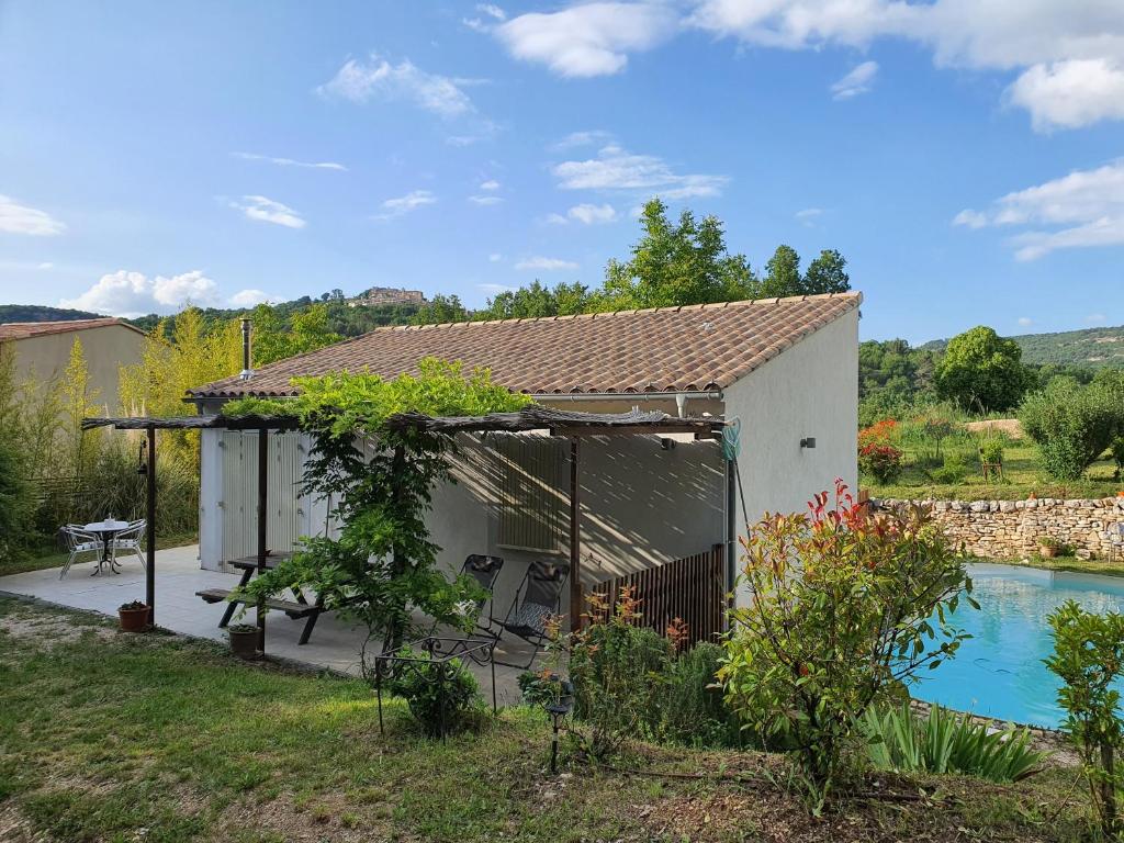 Saint-Martin-de-CastillonにあるGîte Hanna en Luberon - Le Boisset de St Martin de Castillonの小さな白小屋