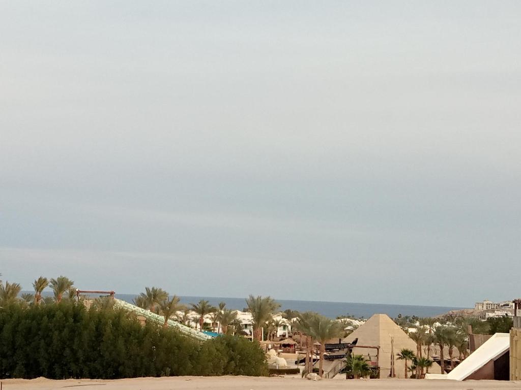 een uitzicht op een resort met palmbomen en de oceaan bij Jasmine rasort in Sharm El Sheikh