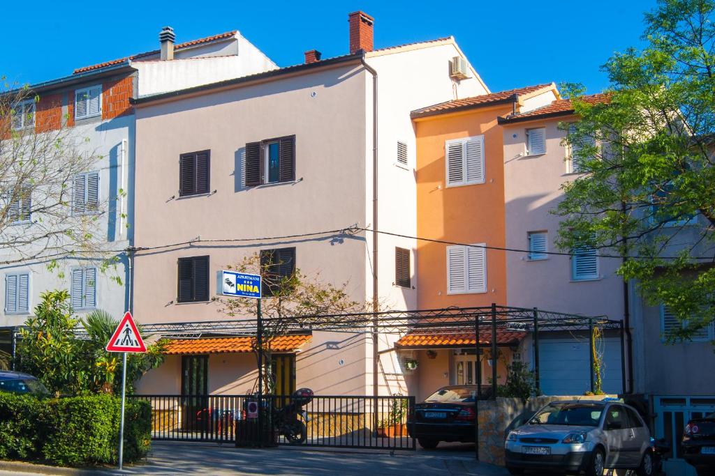 un gran edificio blanco con un coche aparcado delante de él en Studios Nina, en Split