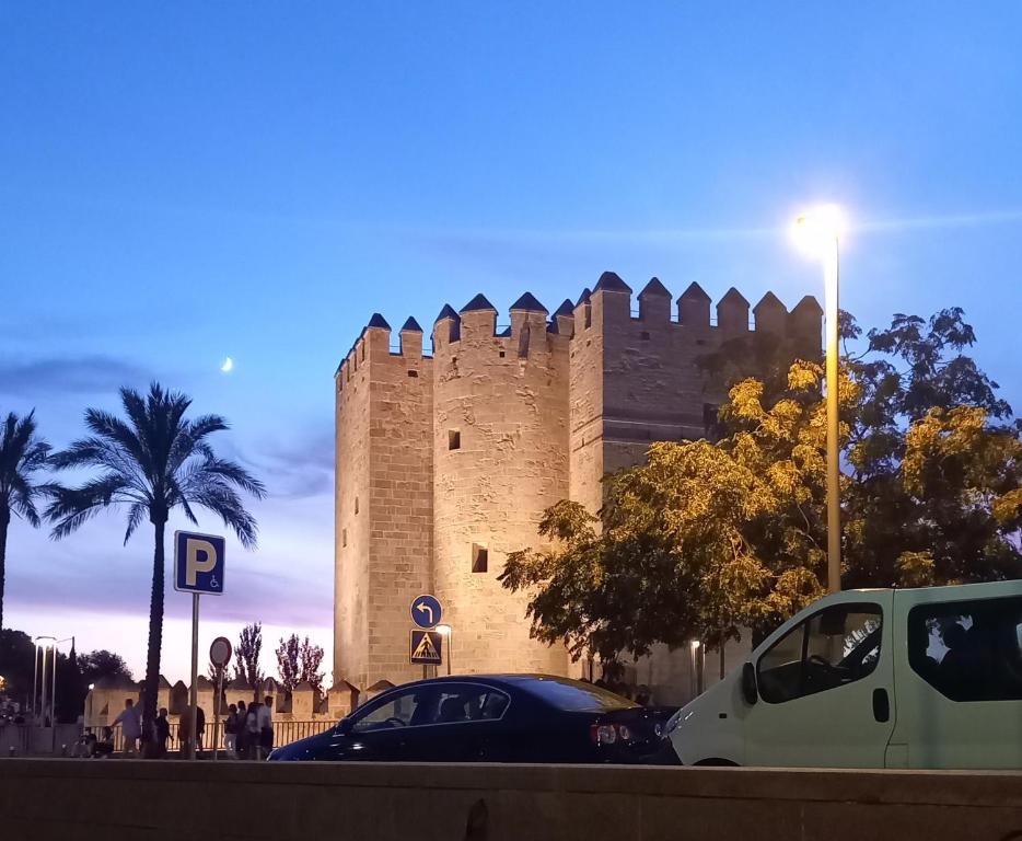 een kasteel met auto's geparkeerd voor het bij Apartamento Andalucía in Córdoba