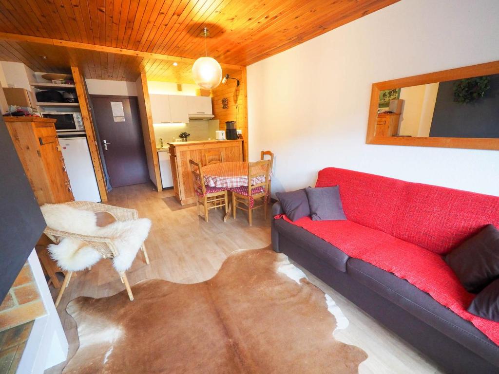 ラ・クリュサにあるAppartement La Clusaz, 2 pièces, 4 personnes - FR-1-459-114のリビングルーム(赤いソファ付)、キッチン