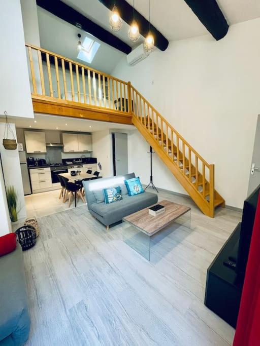 un salon avec un canapé et un escalier dans l'établissement Cœur de Sète Le Patio 2, à Sète