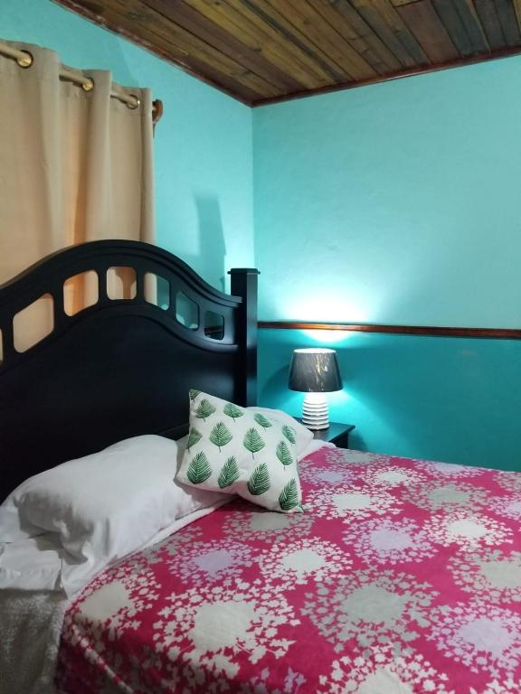 Postel nebo postele na pokoji v ubytování Estancia del Bosque Forest Guest House